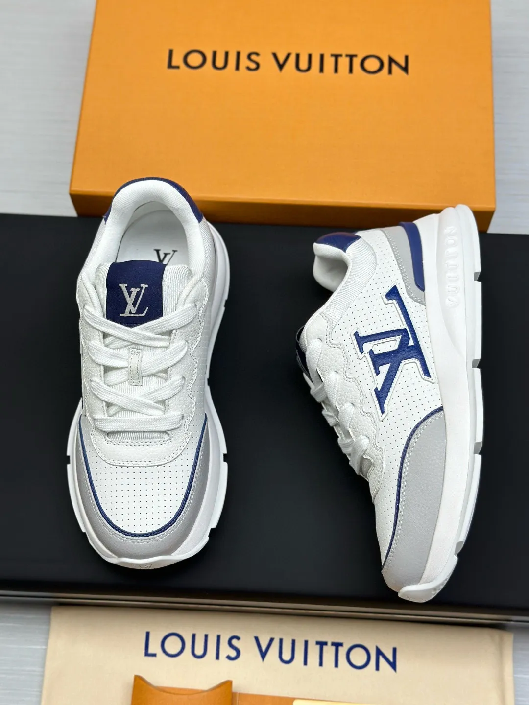 Factory price: 640💰Top version LV-Louis Vuitton-classic catwalk new style original 1:1 developed replica! ! The upper foot is very comfortable. It is made of luxurious materials and fine workmanship. The midsole is printed with English letters "Made in Europe". The upper is made of calfskin imported from Italy. The side is decorated with the brand's LOGO and signature. The latest latex foot pads and mesh lining make the foot feel super comfortable. The original two-color TPU combination outsole is specially provided by the original factory. Bag technology Goodyear stitched edges Fabric: Exclusive custom first-layer cowhide Accessories: Exclusive private model Vuitton logo, lining: Customized silk mesh lining - first-layer silk cowhide lining Outsole: TPU combination outsole wear-resistant, non-slip and anti-yellowing Foot pads: new latex pads-mesh sweat-absorbent Counter technology: fully computerized sewing machine wire drawing Toe box back cover Hot and cold shaping Full set of pull-top last with medium and low logo pattern Counter packaging - Shoelaces, certificates, cards, instructions, certificates, dust bags, the most complete packaging on the Internet, men's size: 38-46 (38/46 customized, non-refundable!)